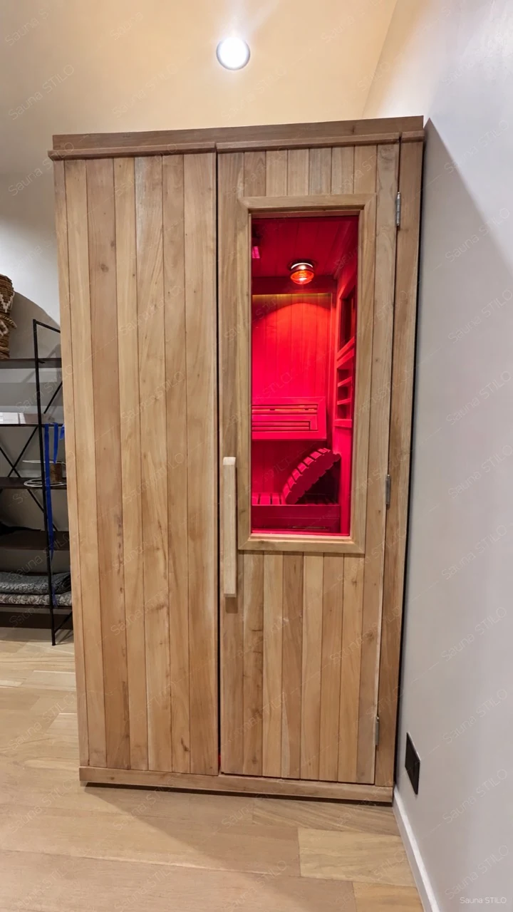 Frente de madera y puerta con ventana del proyecto suministrado por Sauna Stilo