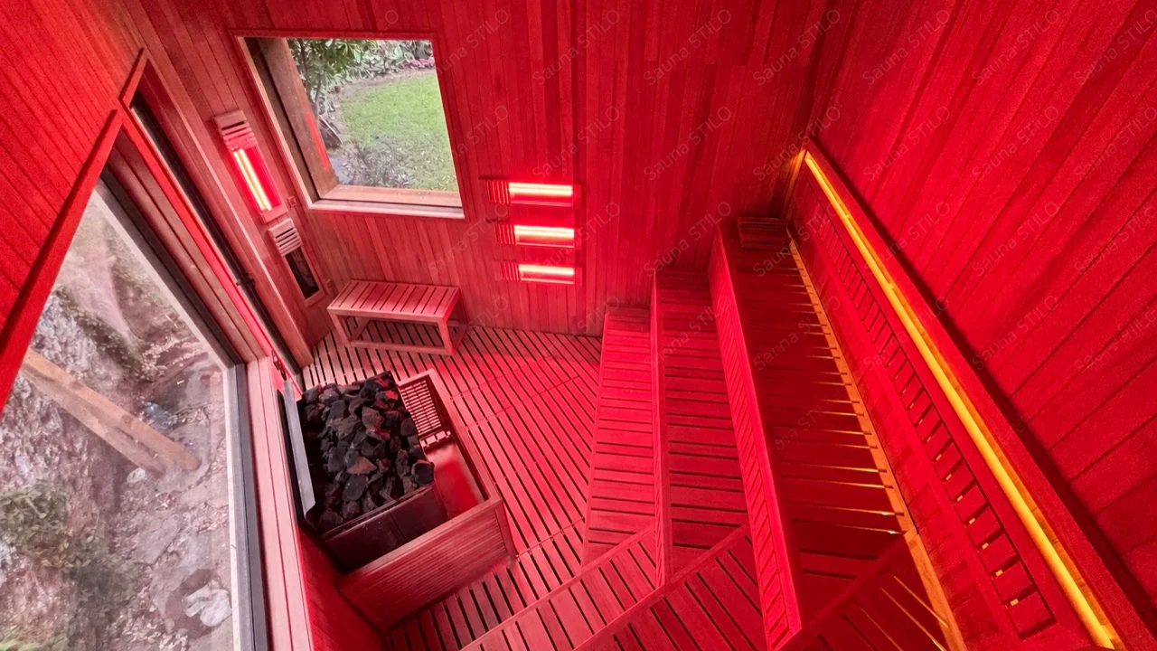 Vista superior con paneles encendidos, calefactor y bancas del sauna híbrido de Tepoztlán