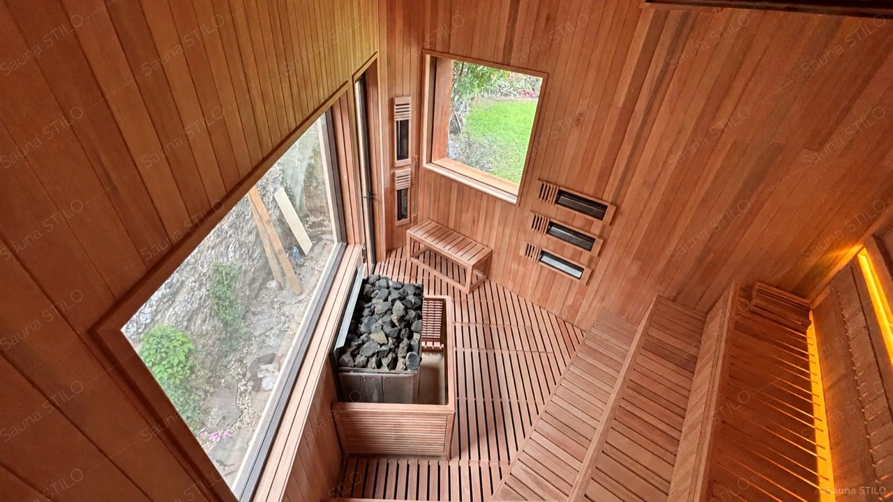 Vista superior del sauna de Tepoztlán con paneles apagados y madera Red Grandis